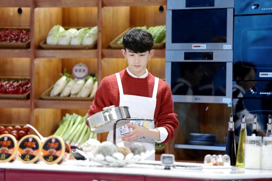 乖萌郭俊辰《透鲜》秀厨艺 萌翻姐姐粉却急坏