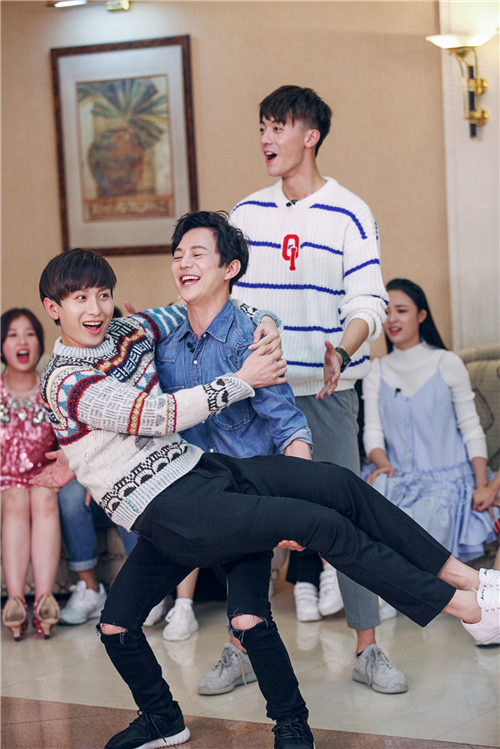 何炅“为难”《一年级·毕业季》孟子义 成毅救场30秒落泪_湖南卫视