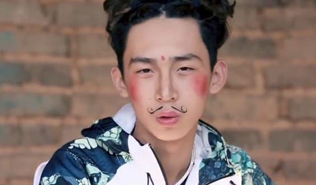 孙琦皓黄圣杰扮丑登台浓妆艳抹组"女团"